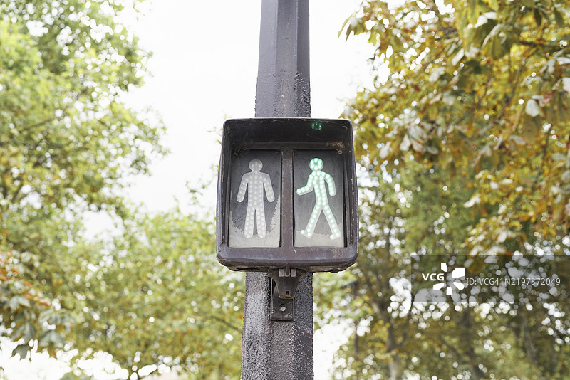巴黎的人行横道信号灯显示绿色行走灯。图片素材