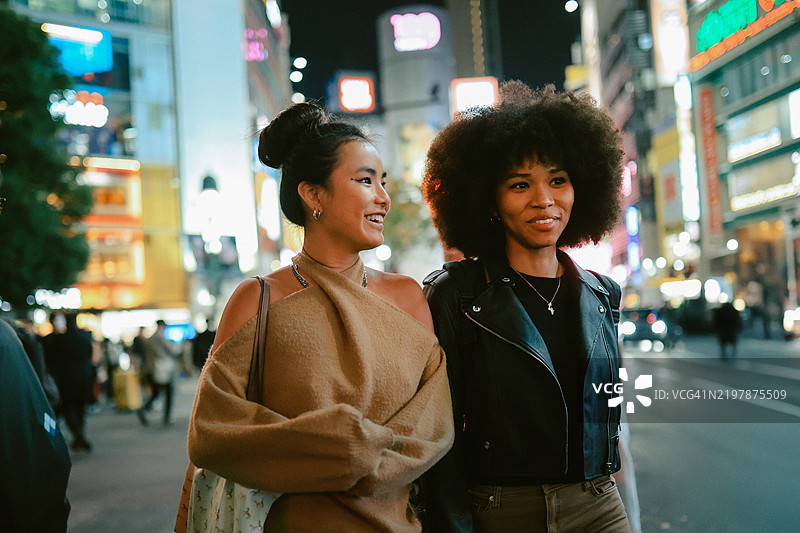 女性好友在日本东京涩谷游玩图片素材