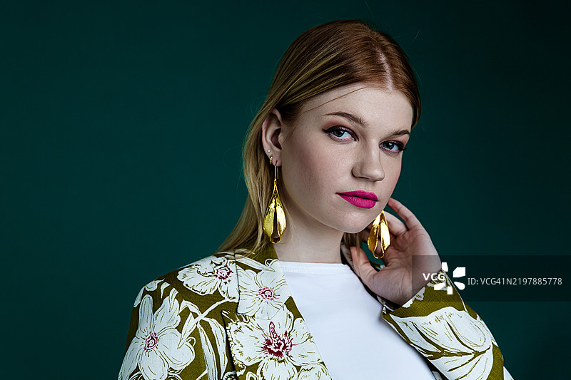 时尚女性穿着花卉图案的西装图片素材