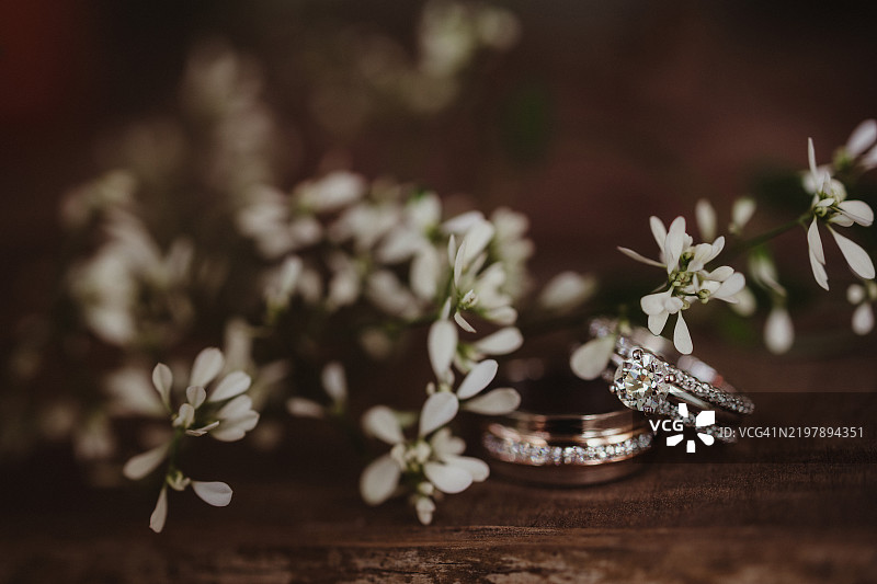 婚戒与白色花朵背景图片素材
