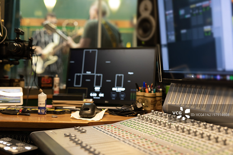 中年摇滚音乐人在录音室内图片素材