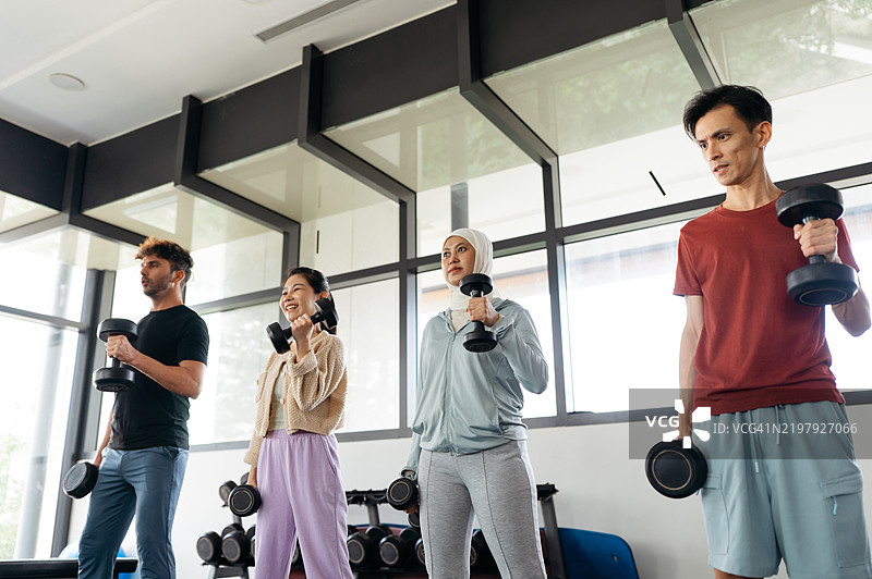 健身房的力量训练图片素材