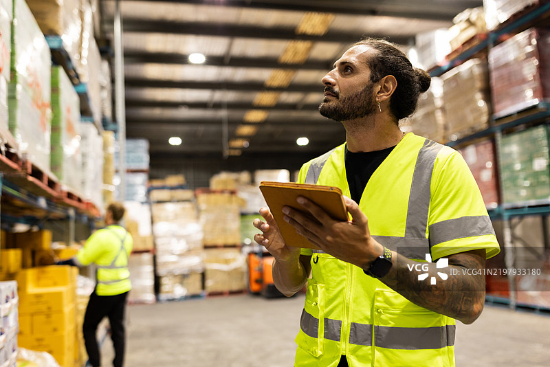仓库工人使用数字平板进行库存管理图片素材