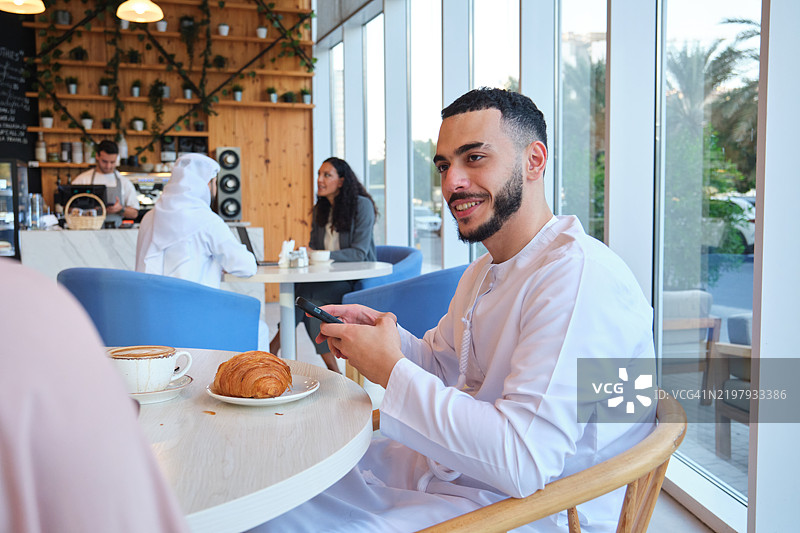 沙特男子在咖啡馆与女子交谈图片素材