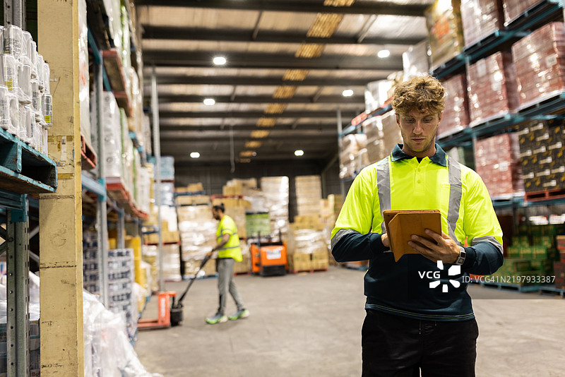 仓库员工利用数字技术监控库存图片素材