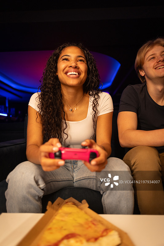 在游戏俱乐部玩视频游戏图片素材