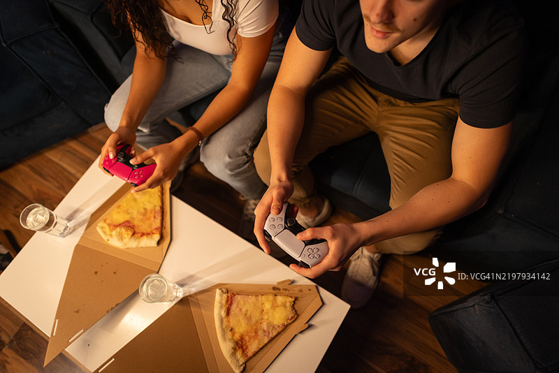 在游戏俱乐部玩视频游戏图片素材