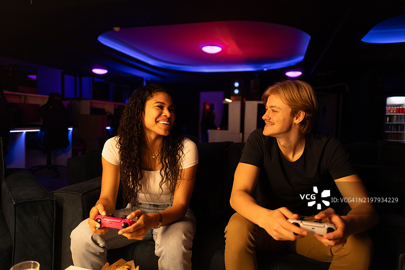 在游戏俱乐部玩视频游戏图片素材