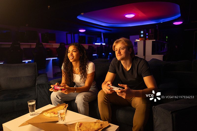 在游戏俱乐部玩视频游戏图片素材