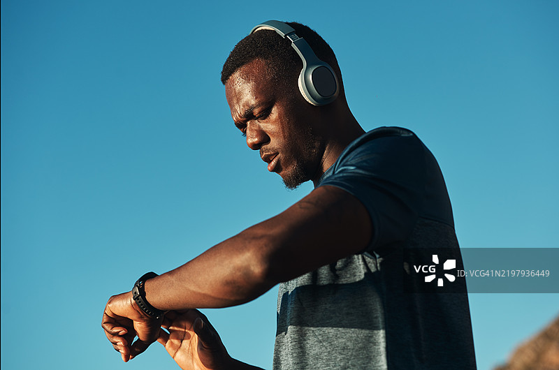 男子在户外监测手表上的锻炼表现。图片素材