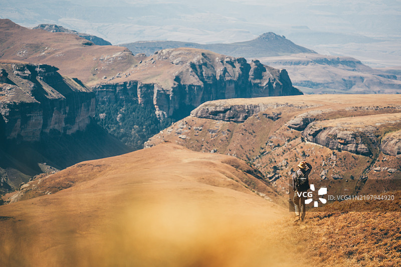 旅行者在南非德拉肯斯堡享受散步。图片素材