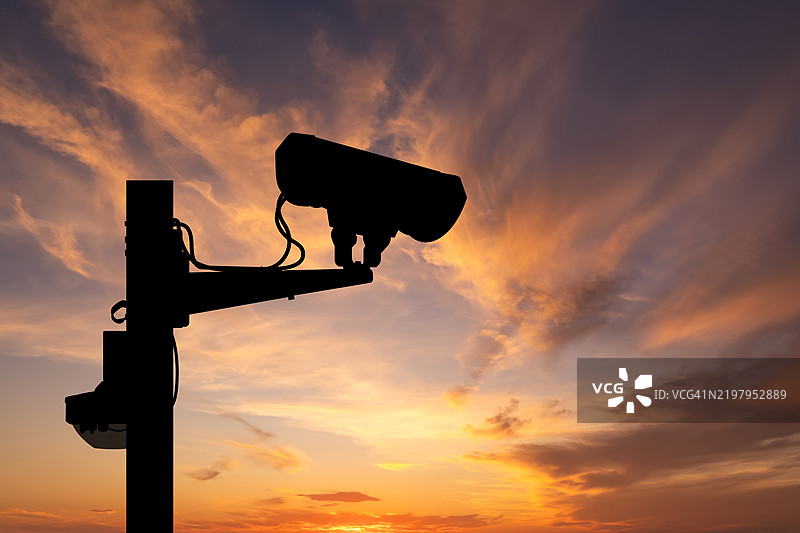 日落时的监控摄像头图片素材