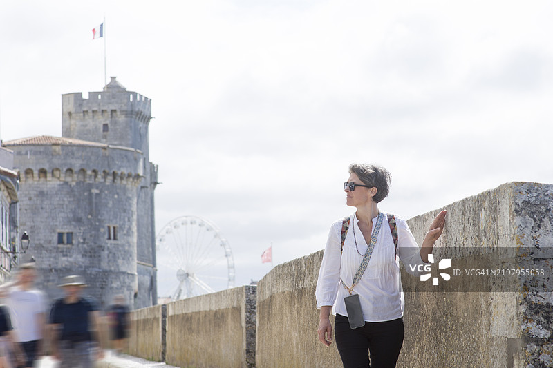 在拉罗谢尔的城墙上站着的女人图片素材