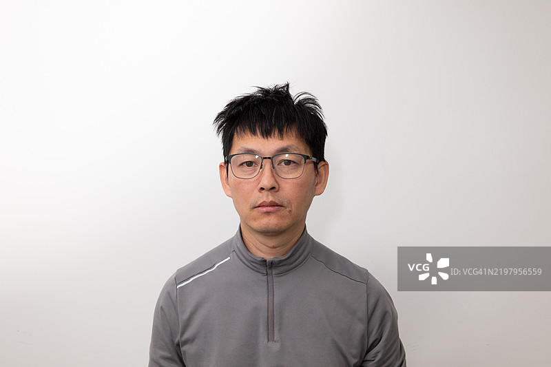 一个精神状态不佳的男人图片素材