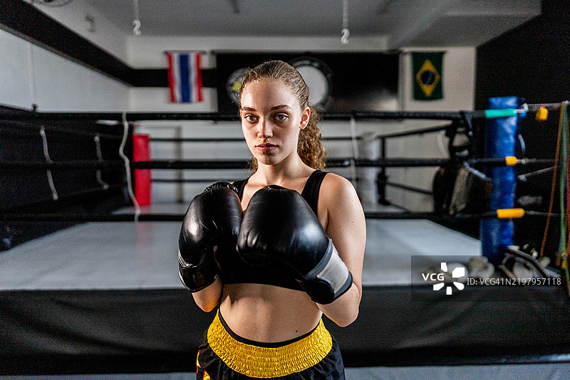 健身房中年轻女性的战斗姿势肖像图片素材