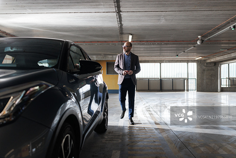 成熟男性轻松解锁他的汽车图片素材