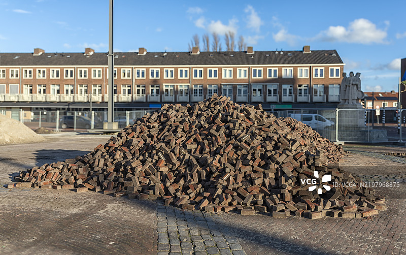 一堆铺路石躺在广场外面图片素材