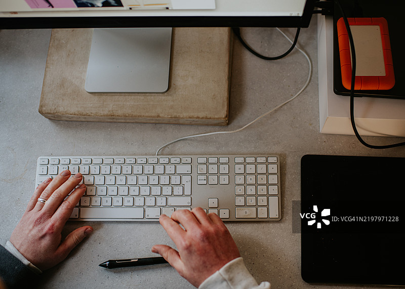 从上方拍摄的男人使用桌面电脑的图像图片素材