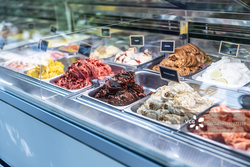 色彩缤纷的冰淇淋和雪葩准备上桌。图片素材