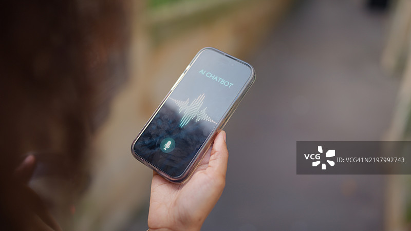 智能手机上AI聊天机器人应用界面的特写图片素材