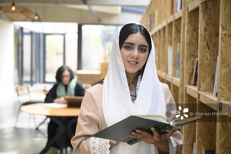 学生在图书馆进行研究的室内肖像图片素材