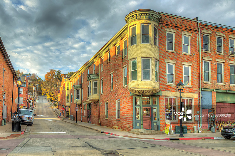 山丘与商业街交角图片素材