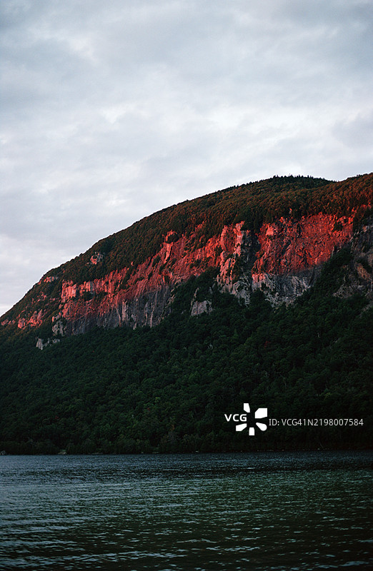 佛蒙特州威洛比湖的日落图片素材