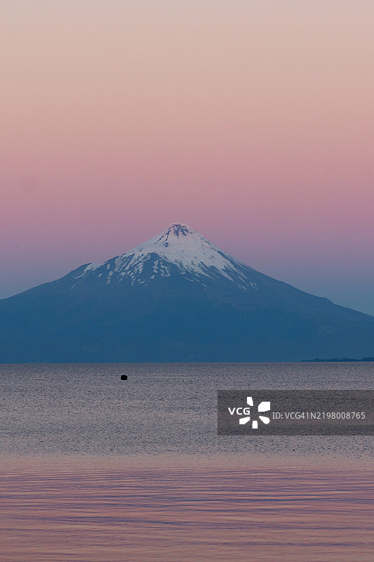 奥索尔诺火山在粉色日落中。图片素材