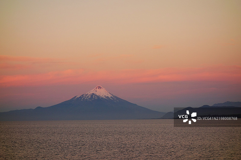 奥索尔诺火山日落。图片素材