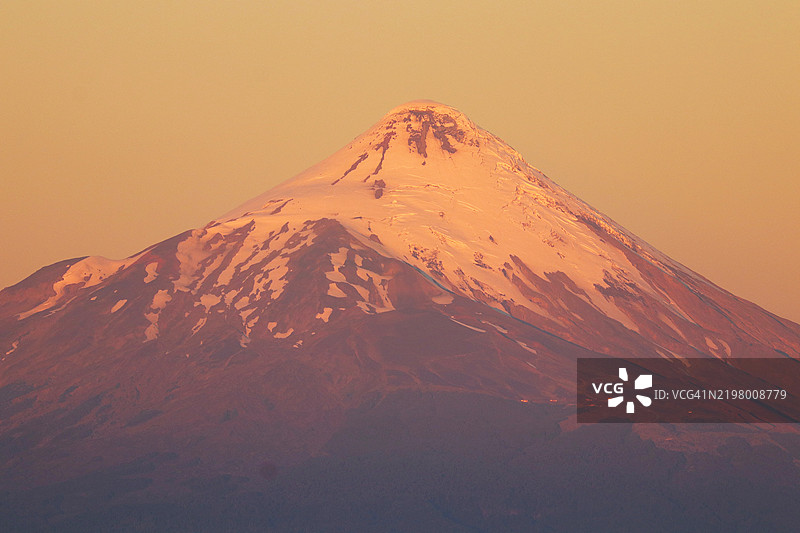 奥索尔诺火山日落特写。图片素材