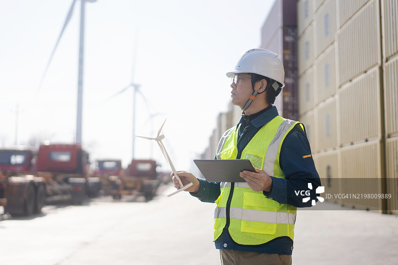 在港口工作的亚洲工程师图片素材