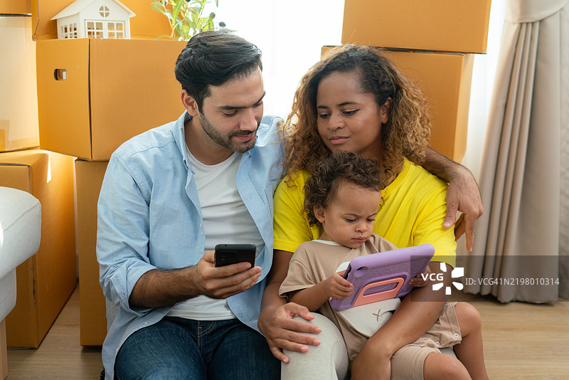 一家人在搬家后一起放松享受温馨时光图片素材