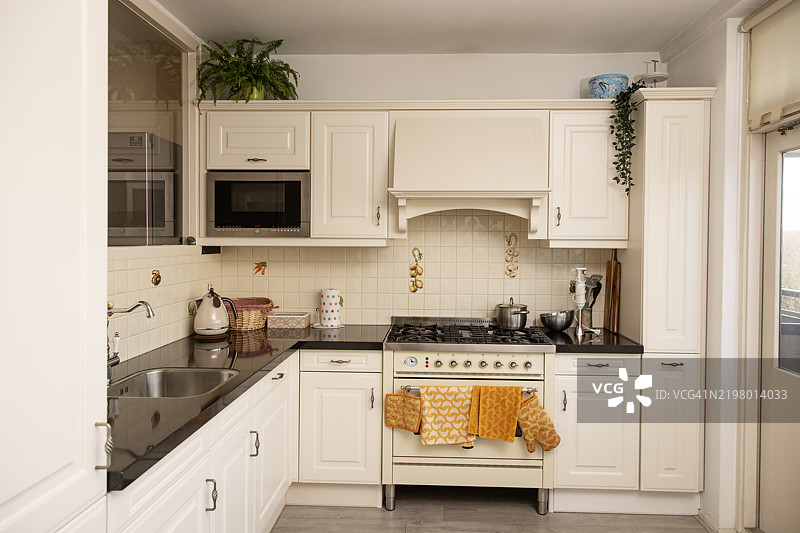 一个传统的荷兰干净家庭厨房图片素材