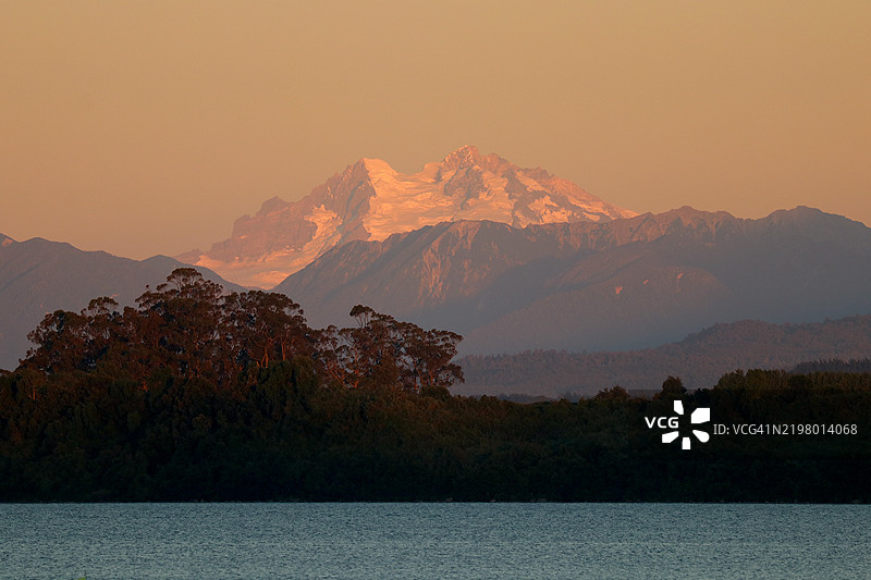日落时分的特罗纳多山。图片素材