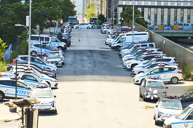 纽约市街道上停着的纽约警察局警车图片素材