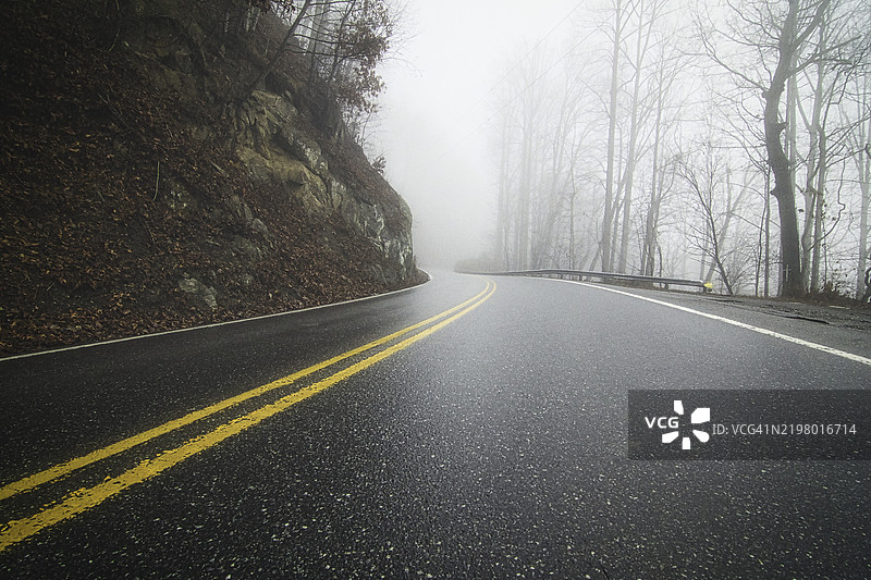 秋天的空旷沥青道路，北卡罗来纳州，切罗基，美国图片素材