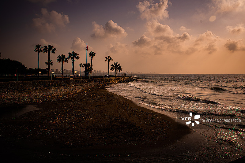 土耳其梅尔辛日落时分的海滩美景与天空图片素材