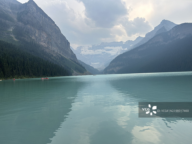 阿尔伯塔省加拿大路易斯湖的山脉与天空相映成趣的湖泊美景图片素材