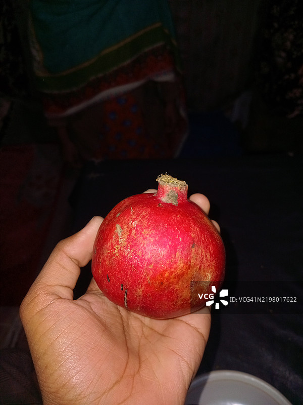 剪裁的手握着苹果图片素材