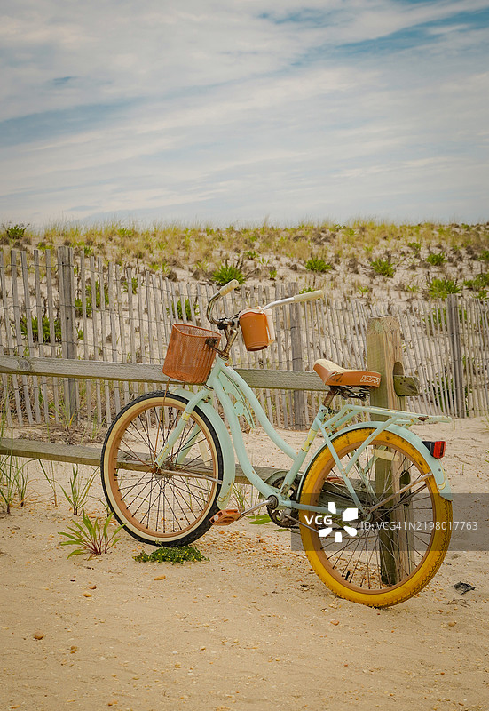 停在田野上的自行车特写，背景是天空，拉瓦莱特，新泽西州，美国图片素材