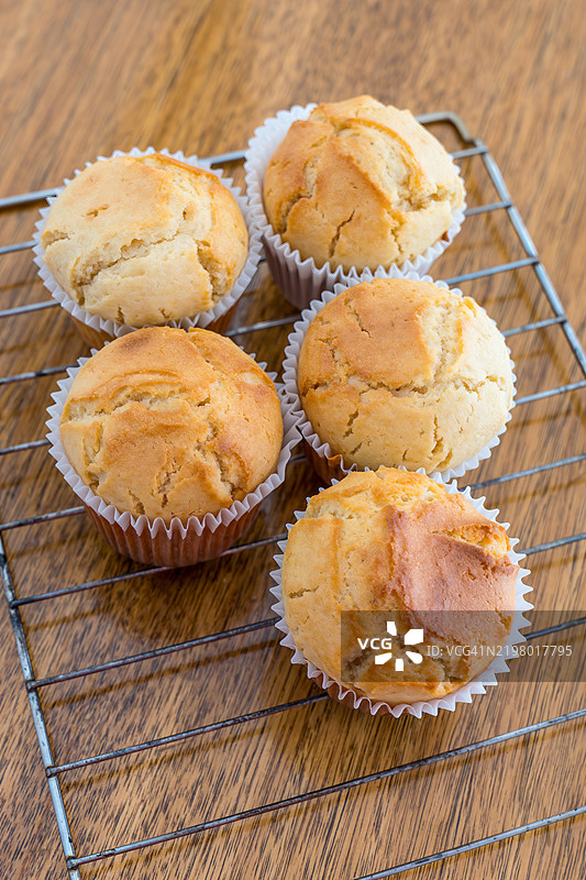冷却架上的杯子蛋糕特写图片素材