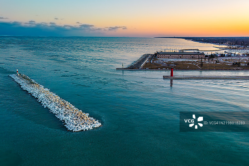 威斯康星州基诺沙县日落时分海洋与天空的美丽景色图片素材