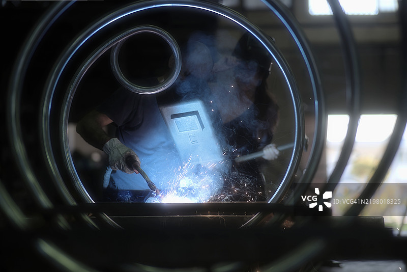 为空中体操焊接新的空中螺旋装置图片素材