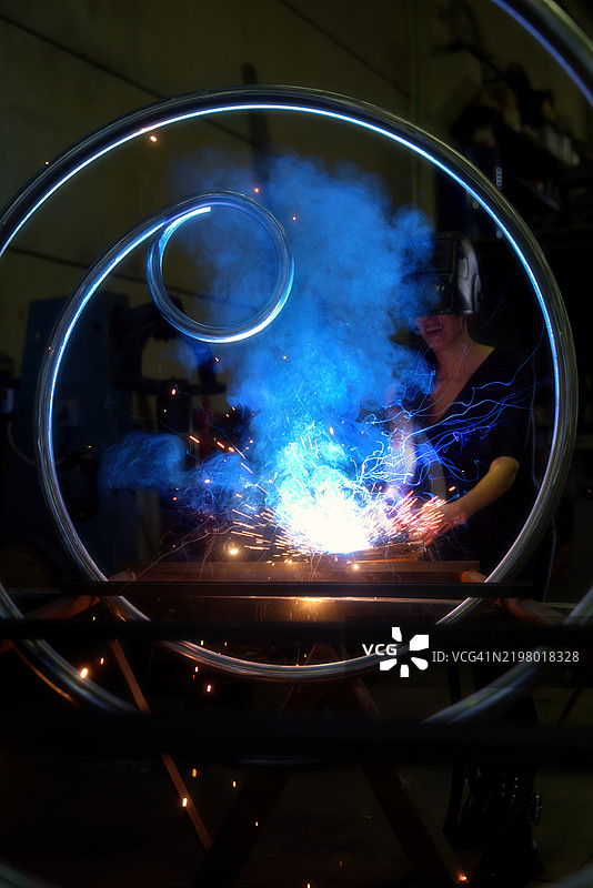 为空中体操焊接新的空中螺旋装置图片素材