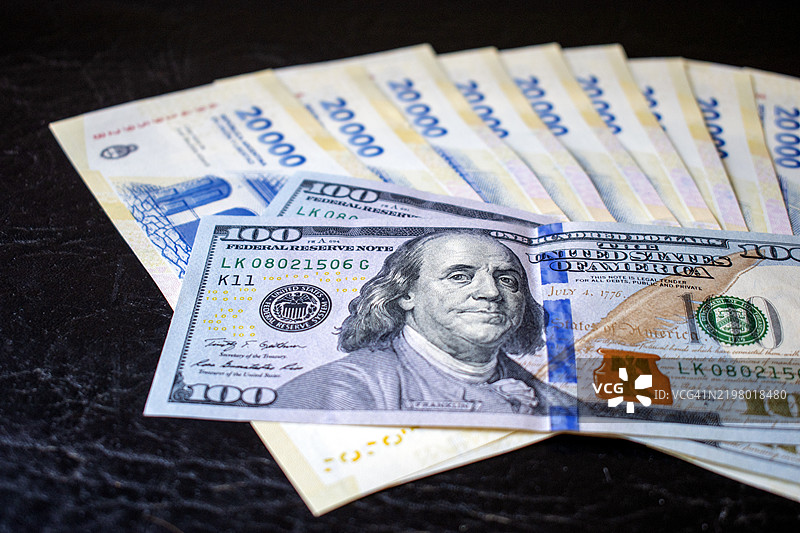 现金20,000阿根廷比索钞票和100美元钞票。阿根廷货币。最大面值钞票。2024年设计 - 阿根廷比索 - 外汇市场 - 货币兑换图片素材