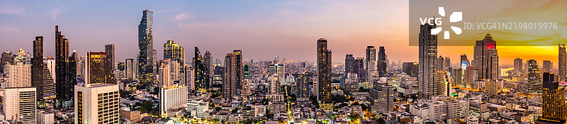 泰国曼谷西隆区日落时的全景航拍城市天际线图片素材