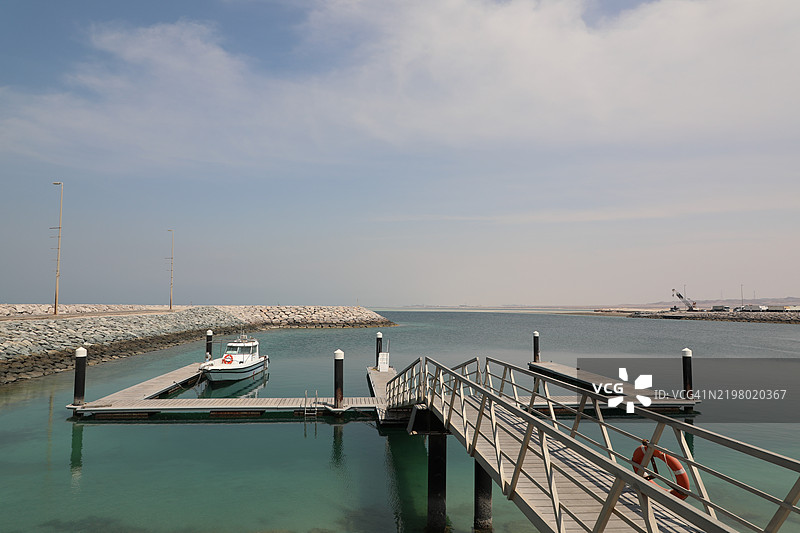 阿布扎比的巴尼亚斯岛图片素材