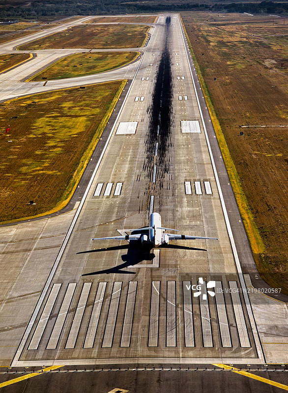 奥斯丁机场跑道上的飞机图片素材