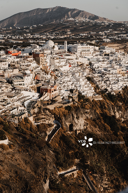 俯瞰希腊圣托里尼的费拉市中心悬崖景观图片素材