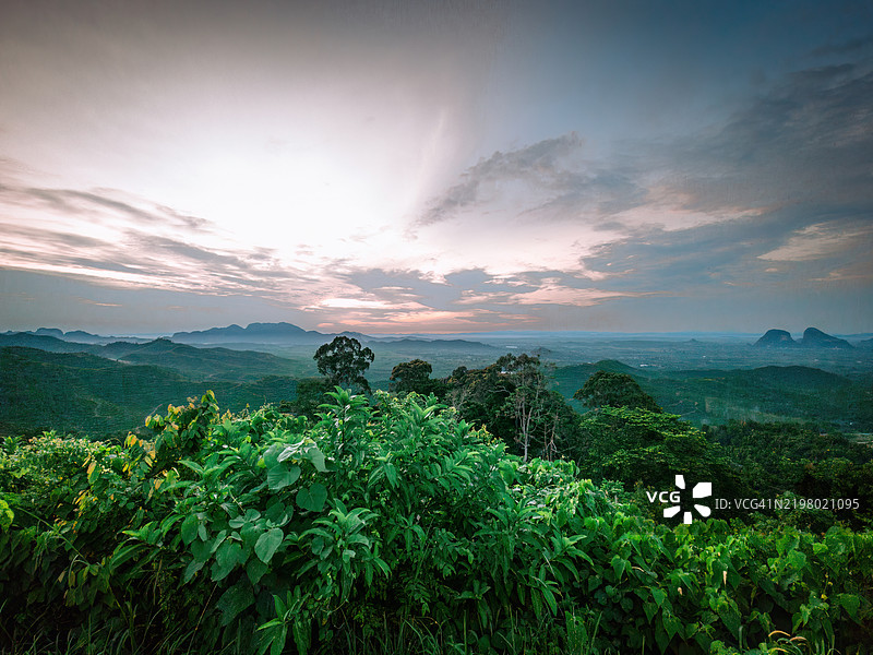 马来西亚玻璃市王克连日出时的山景图片素材